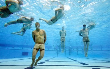 Salir de la piscina atado de pies y manos es una de las pruebas más duras.