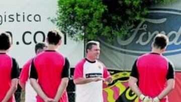 <b>CÉSAR FERRANDO. </b>El entrenador, a punto de completar su plantilla.