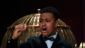 MADRID, 22/12/2020.- Alexander René Herrera canta el 72897, agraciado con el Gordo del Sorteo Extraordinario de la Lotería de Navidad, que este 2020 pasará a la historia por celebrarse sin público y con unas medidas especiales por el protocolo anticovid. Además de celebrarse sin público, la presencia de los medios se ha reducido en un 50 %, y tampoco se podrán hacer entrevistas a los niños de San Ildefonso que, como el resto de asistentes, deberán permanecer con mascarilla y solo se la podrán quitar cuando vayan a cantar. EFE/J.J. Guillén