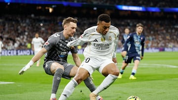 Ionut Radu sale a tapar una ocasión de Mbappé.