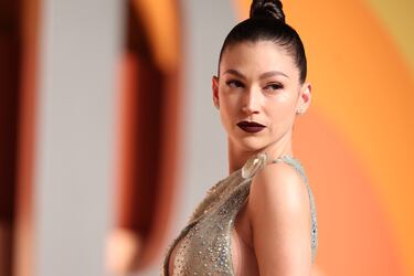 Úrsula Corberó posa en la alfombra roja de la de la fiesta de los Oscar 2025 de Vanity Fair celebrada en Beverly Hills.