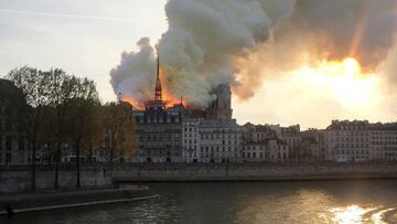 La catedral de Notre Dame de París sufre un incendio devastador