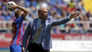 Paco da órdenes durante un partido del Rayo