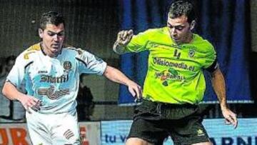 <b>LUCHA. </b>Tirado (con el 4), en un duelo entre Manacor y Marfil.