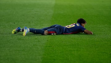 Lamine Yamal, tedido en el suelo.