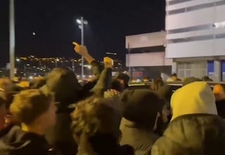 Imágenes de terror en el Tartiere: aficionados del Oviedo rompen el cordón policial y revientan el coche de Carrión tras ser destituido