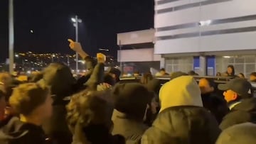 Imágenes de terror en el Tartiere: aficionados del Oviedo rompen el cordón policial y revientan el coche de Carrión tras ser destituido