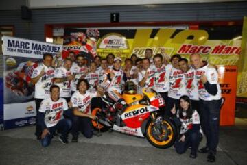 Márquez ganó su segundo mundial en MotoGP (cuarto mundial en total) en el Gran Premio de Japón. En la imagen, Marc Márquez celebra la victoria en Motegi con su equipo. 