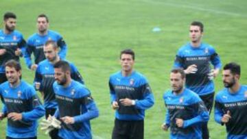 H&eacute;ctor Moreno mira a la c&aacute;mara de AS en un instante del entrenamiento de este lunes, mientras corre junto a sus compa&ntilde;eros. El gol del mexicano frente al Rayo es vital para que el Espanyol a&uacute;n albergue opciones de acabar s&eacute;ptimo.
 