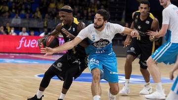 GRAF1293. LA LAGUNA, 06/10/2018.- El escolta del Iberostar Tenerife, Thadd McFadden (i), lucha el balón con el base Pepe Pozas, del Monbus Obradoiro, durante el partido de Liga ACB que Iberostar Tenerife y Monbus Obradoiro juegan esta tarde en el pabellón Santiago Martín de La Laguna (Tenerife). EFE/Ramón de la Rocha