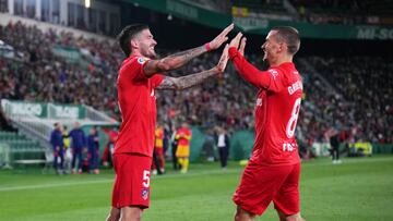 ELCHE, SPAIN - MAY 11: Rodrigo De Paul (L) of Atletico Madrid celebrates with teammate Antoine Griezmann after scoring their side's second goal during the La Liga Santander match between Elche CF and Club Atletico de Madrid at Estadio Manuel Martinez Valero on May 11, 2022 in Elche, Spain. (Photo by Aitor Alcalde/Getty Images)