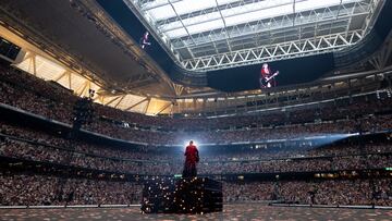 Taylor Swift durante su concierto en el Estadio Santiago Bernabéu en su gira 'Taylor Swift | The Eras Tour'.