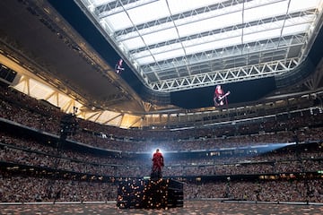 Taylor Swift durante su concierto en el Estadio Santiago Bernabéu en su gira 'Taylor Swift | The Eras Tour'.