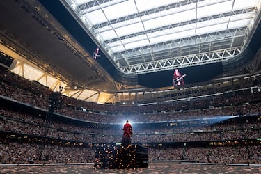 Taylor Swift durante su concierto en el Estadio Santiago Bernabéu en su gira 'Taylor Swift | The Eras Tour'.