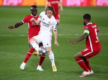 Luka Modric con Sadio Mané y Georginio Wijnaldum.