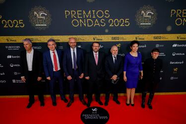 El equipo de Onda Cero, responsables de la mejor programación especial por el apagón del 28 de abril, posando en la alfombra roja de los Premios Ondas 2025.