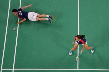 Caída de Tang Chun Manjunto a Tse Ying Suet en el partido de dobles mixtos por la medalla de bronce en bádminton.