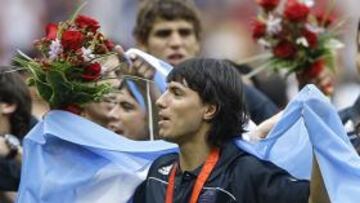 <b>CAMPEÓN OLÍMPICO. </b>Agüero, con su medalla de oro al cuello y luciendo la bandera argentina, exultante tras ganar la final ante Nigeria.