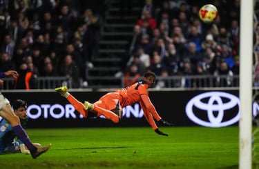 0-2. Asistencia de Lamine Yamal a la carrera de Marcus Rashford, amaga y supera a Dani Vicente para anotar a puerta vacía.