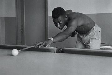 Pelé se distrae jugando billar en una fotografía fechada en 1960.
