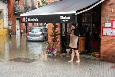 Calles anegadas de agua tras las lluvias torrenciales en la jornada de hoy en Sevilla.