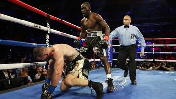 Terence Crawford manda a la lona a Egidijus Kavaliauskas durante su combate en Nueva York.