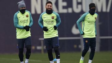 El tridente apareció enmascarado en el entrenamiento protegiéndose de un frío que puede afectar la asistencia al estadio.