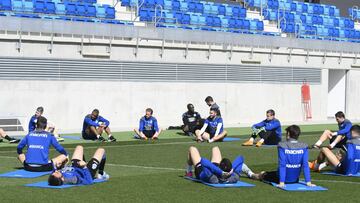 Seedorf y varios de sus jugadores durante el entrenamiento del Depor de este lunes en Valdebebas.