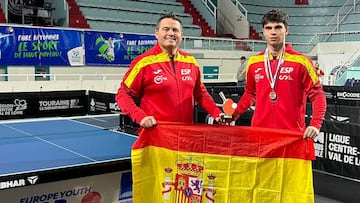 Daniel Berzosa posa con su padre y entrenador, Francisco Javier, y con la medalla de Tours