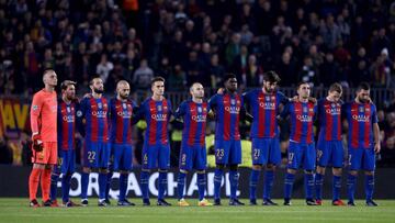 La plantilla del Barcelona homenajeando a las víctimas del Chapecoense.