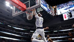 DALLAS, TEXAS - MARCH 13: Daniel Gafford #21 of the Dallas Mavericks dunks the ball in the first half against the Golden State Warriors at American Airlines Center on March 13, 2024 in Dallas, Texas. NOTE TO USER: User expressly acknowledges and agrees that, by downloading and or using this photograph, User is consenting to the terms and conditions of the Getty Images License Agreement.   Tim Heitman/Getty Images/AFP (Photo by Tim Heitman / GETTY IMAGES NORTH AMERICA / Getty Images via AFP)