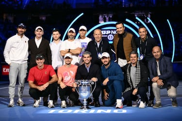 Carlos Alcaraz posa con todo su equipo. 