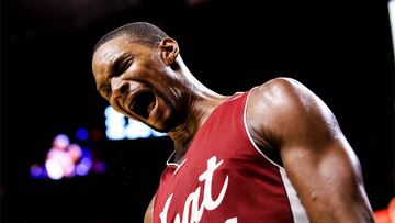 Chris Bosh, en una situaci¨®n dram¨¢tica tras la reaparici¨®n de los co¨¢gulos.