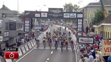 El ciclista belga del Veranda´s Willems Timothy Dupont celebra su victoria en la Kampioenschap van Vlaanderen, el último de sus 15 triunfos en 2016.
