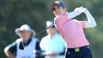 Azahara Muñoz golpea la bola durante la primera jornada del US Open de Golf femenino que se disputa en el Champions Golf Club.