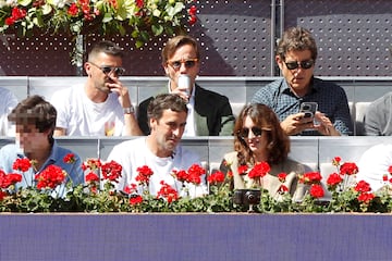 Villa, Manel Fuentes, Raúl González y Paz Vega viendo el partido de Alcaraz.