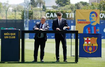 Andreas Christensen con Joan Laporta durante la firma de contrato.  