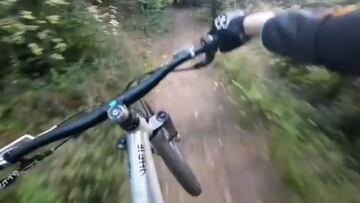 POV de la bici de MTB de Jannick Lange practicando Downhill por un bosque. 