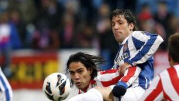 El delantero colombiano del Atl&eacute;tico de Madrid Radamel Falcao y el defensa del Espanyol Joan Capdevila luchan por el bal&oacute;n durante el partido disputado en el estadio Vicente Calder&oacute;n.