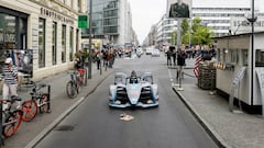 Nico Rosberg pilotando el Formula E Gen2 por las calles de Berl&iacute;n.