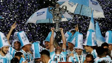 Soccer - Argentina Championship - Racing Club v Defensa y Justicia - Presidente Peron Stadium, Buenos Aires, Argentina - April 7, 2019    Racing Club&#039;s Lisandro Lopez and team mates celebrate with the Superliga trophy     REUTERS/Agustin Marcarian     TPX IMAGES OF THE DAY