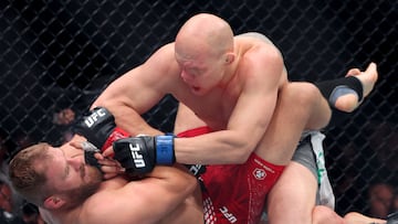 LAS VEGAS, NEVADA - DECEMBER 06: Bogdan Guskov of Uzbekistan (R) punches Jan Blachowicz of Poland in a light heavyweight bout during UFC 323 at T-Mobile Arena on December 06, 2025 in Las Vegas, Nevada. Ian Maule/Getty Images/AFP (Photo by Ian Maule / GETTY IMAGES NORTH AMERICA / Getty Images via AFP)