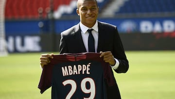 El delantero francés del PSG, Kylian Mbappé, durante su presentación.