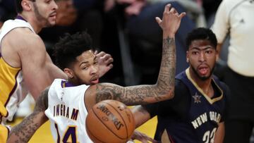 MAN09. Los Angeles (United States), 06/03/2017.- New Orleans Pelicans forward Anthony Davis (R) passes by the ball as he is defended by Los Angeles Lakers forward Brandon Ingram (L) in the first half of their NBA game at Staples Center in Los Angeles, California, USA, 05 March 2017. (Baloncesto, Nueva Orleáns, Estados Unidos) EFE/EPA/MIKE NELSON