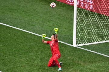 El portero urugayo Fernando Muslera no llega a parar el bal¨®n en el partido contra Francia.