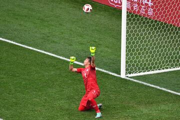 El portero urugayo Fernando Muslera no llega a parar el balón en el partido contra Francia.
