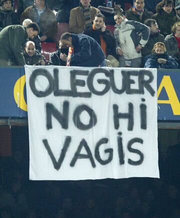 Pancarta de la afición del Camp Nou en el Barça-Sevilla del 11/12/2005 en la que se puede leer "Oleguer, no hi vagis", "Oleguer no vayas", en referencia a la llamada de la Selección española.