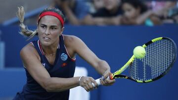 M&oacute;nica Puig devuelve una bola a Saisai Zheng durante el primer d&iacute;a del Abierto de Tenis de EE.UU.