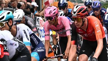 VICENZA (Italy), 23/05/2025.- Mexican rider Isaac Del Toro (C) of team UAE Team Emirates - XRG in the overall leader's pink jersey in action during the 13th stage of the Giro d'Italia cycling tour, over 180km from Rovigo to Vicenza, Italy, 23 May 2025. (Ciclismo, Italia) EFE/EPA/LUCA ZENNARO