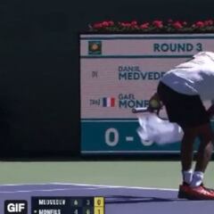 Medvedev revienta una raqueta y vean lo que hace Monfils: atentos a la cara del ruso